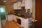 Cocina con muebles en madera blancos / Kitchen with white cabinets 